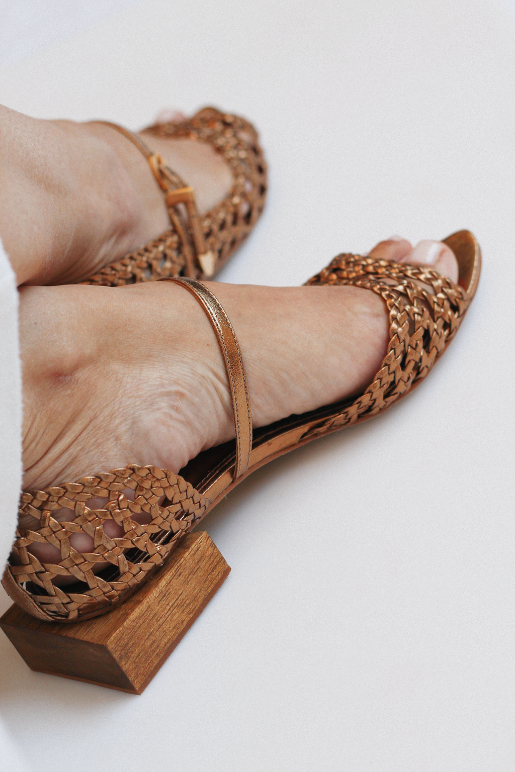 Nona sandal in Indian straw braid with chestnut wood heel.