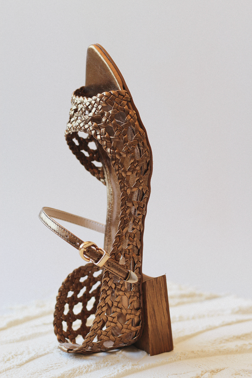 Nona sandal in Indian straw braid with chestnut wood heel.