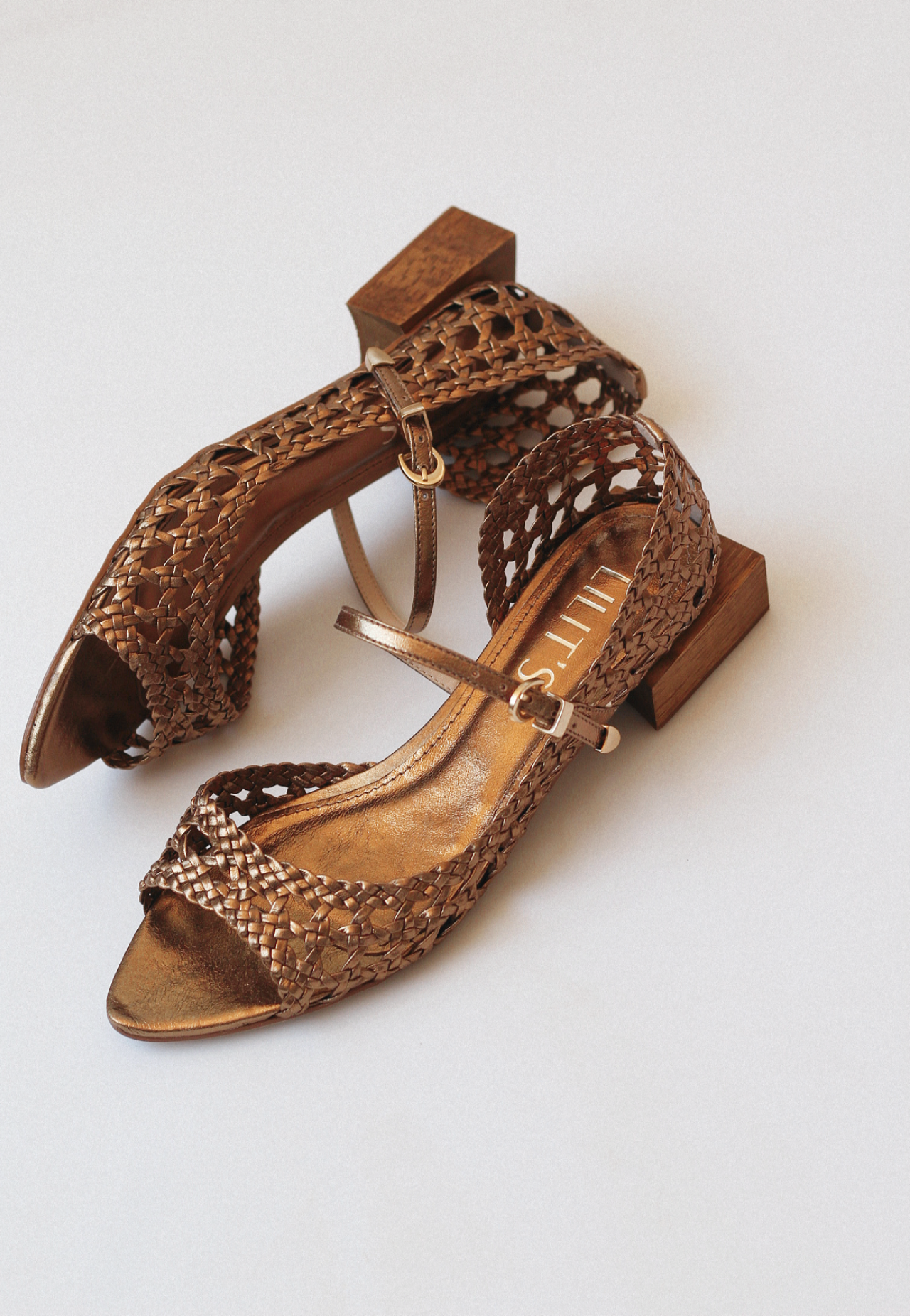 Nona sandal in Indian straw braid with chestnut wood heel.