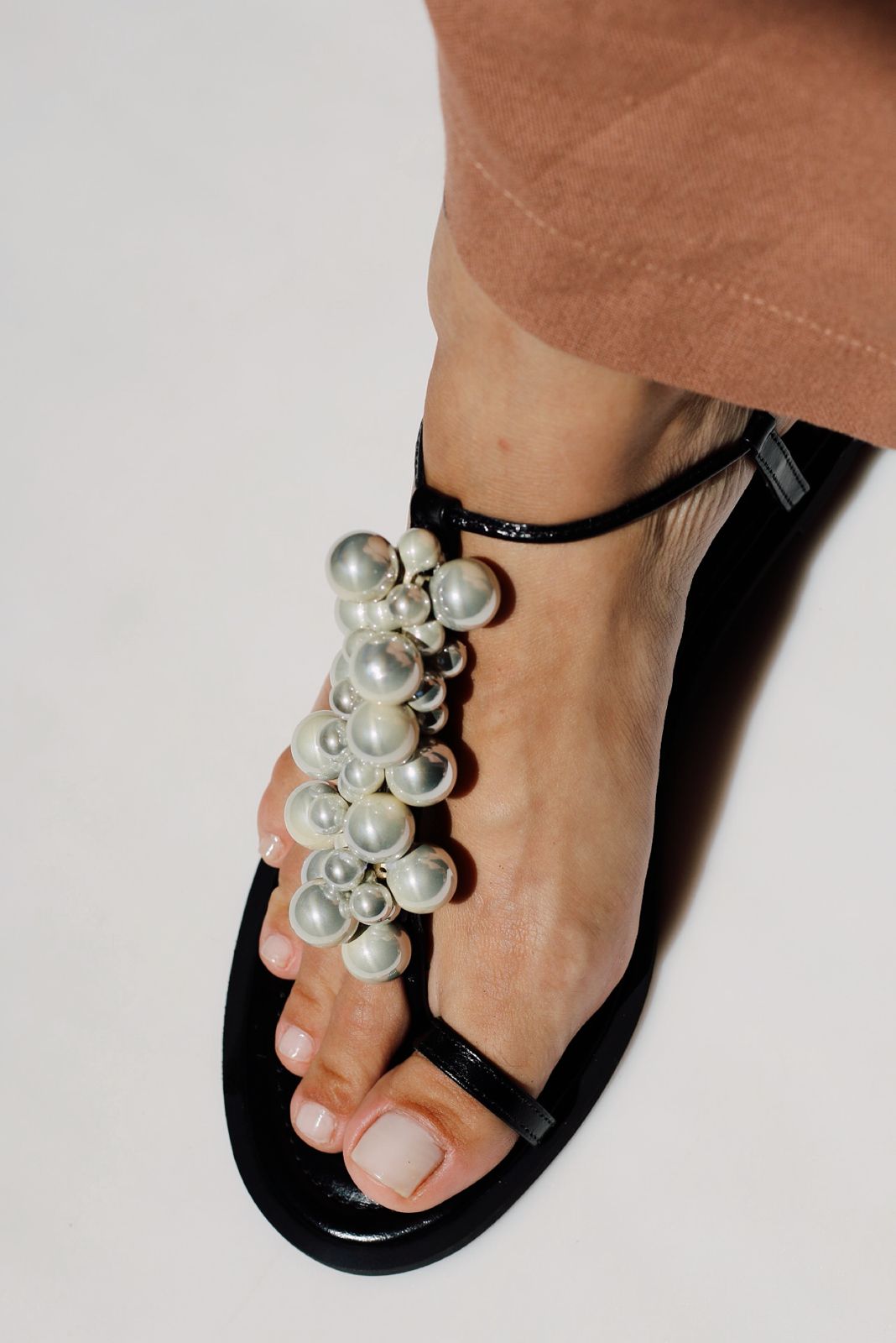 Flat River black with pearly tone spheres