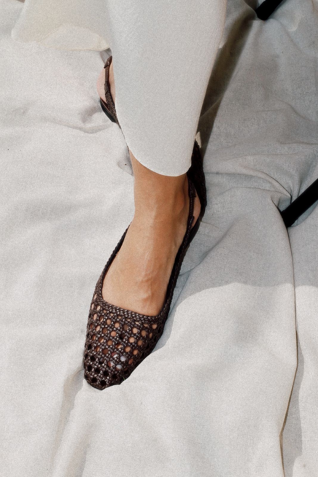 Slingback Isolde em tressê ponto palha indiana café