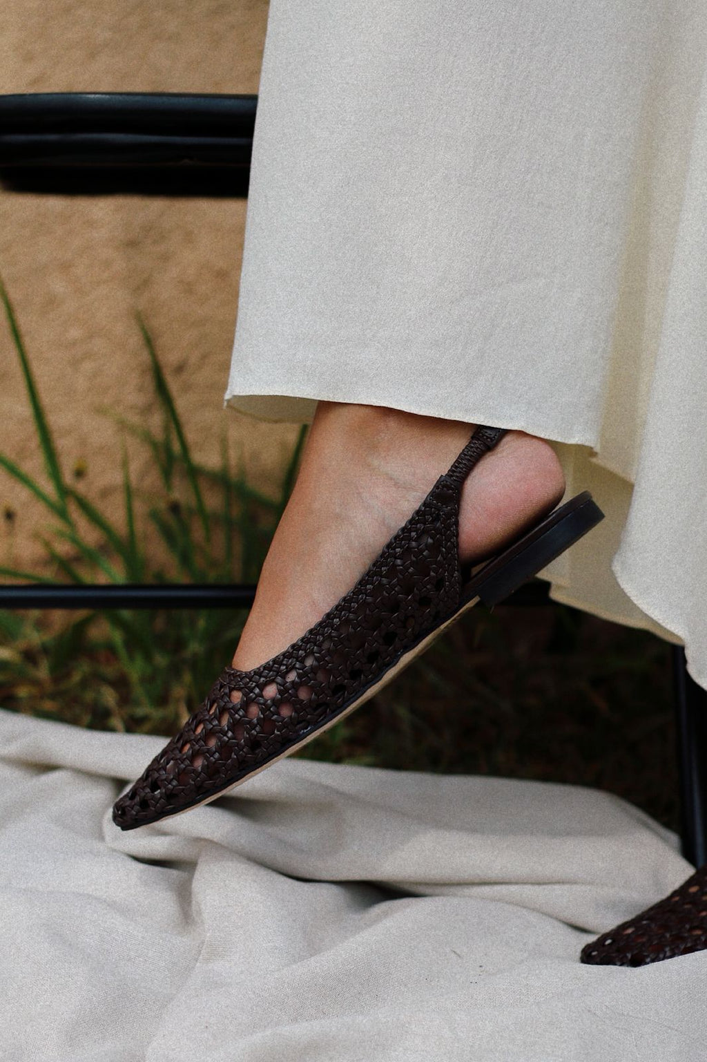 Slingback Isolde em tressê ponto palha indiana café