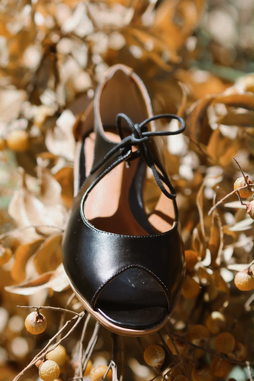 Sapato Abgail preto com detalhe ocre