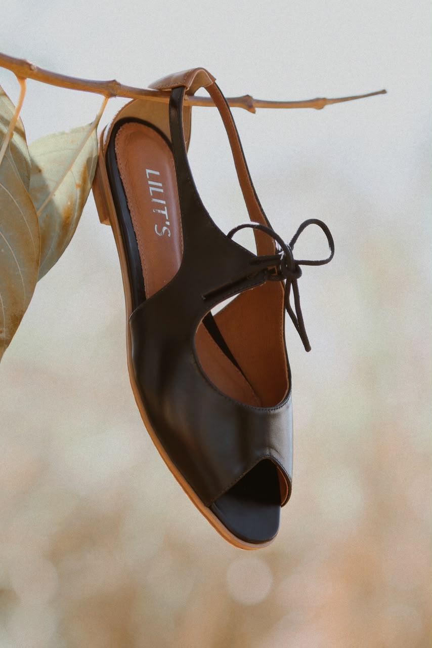 Sapato Abgail preto com detalhe ocre