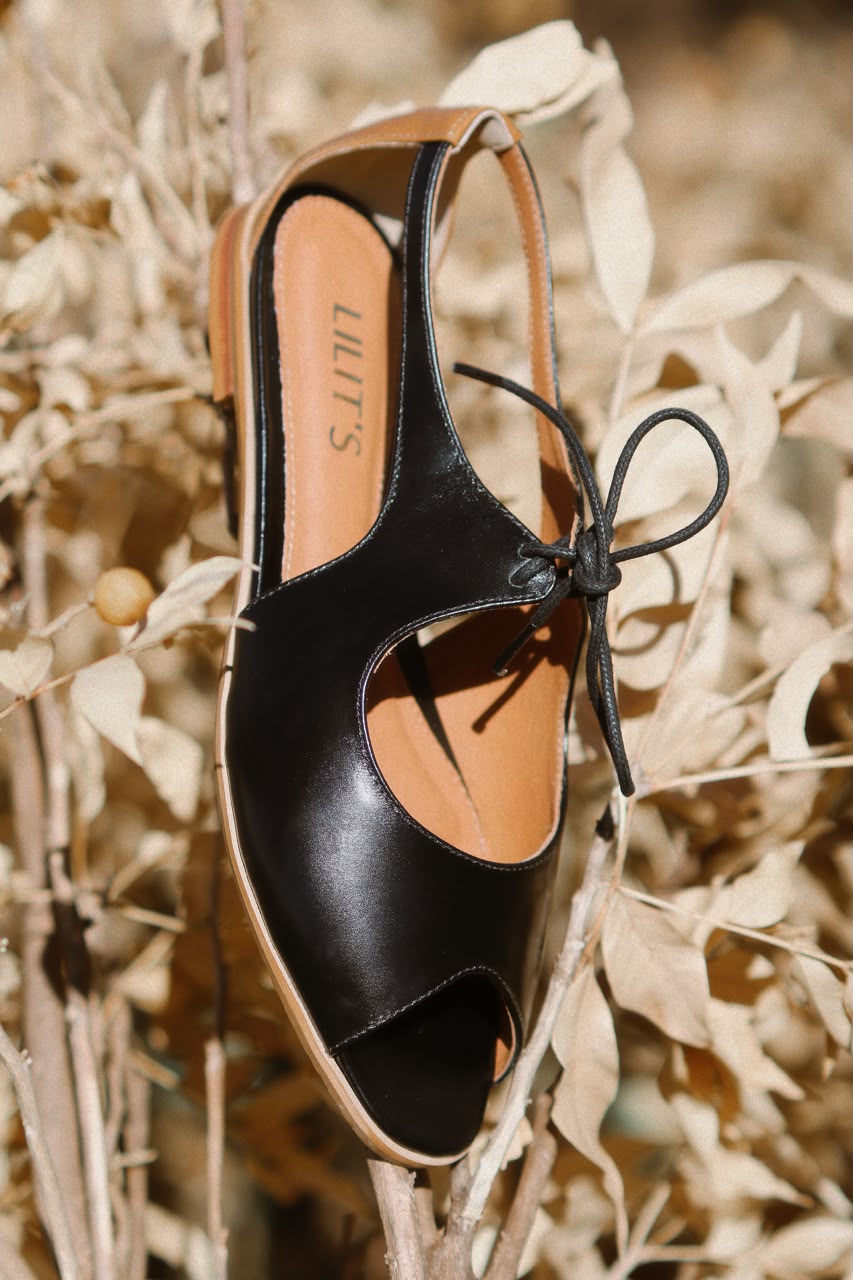 Sapato Abgail preto com detalhe ocre