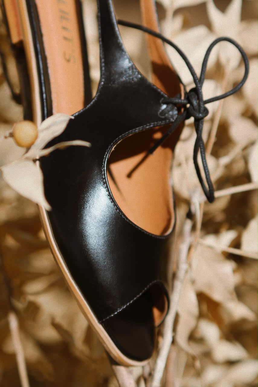 Sapato Abgail preto com detalhe ocre