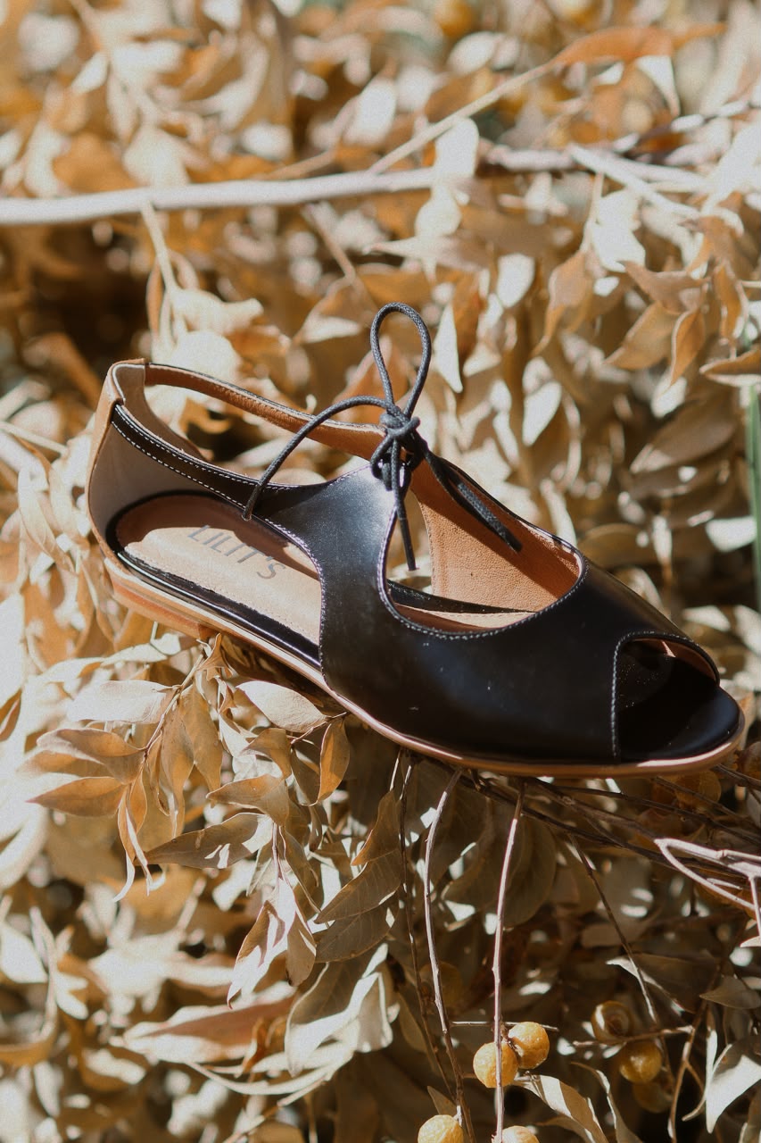 Sapato Abgail preto com detalhe ocre