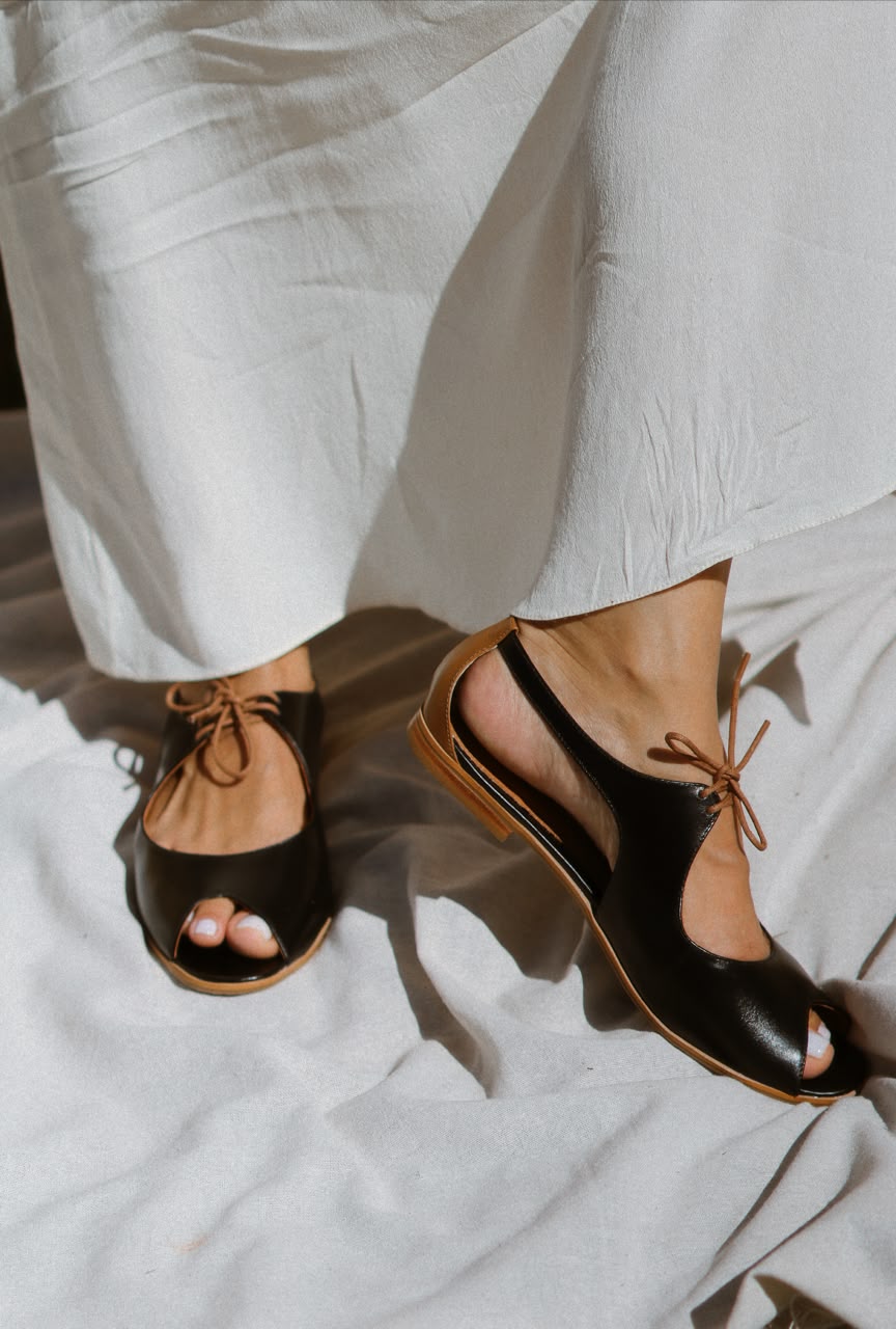 Sapato Abgail preto com detalhe ocre