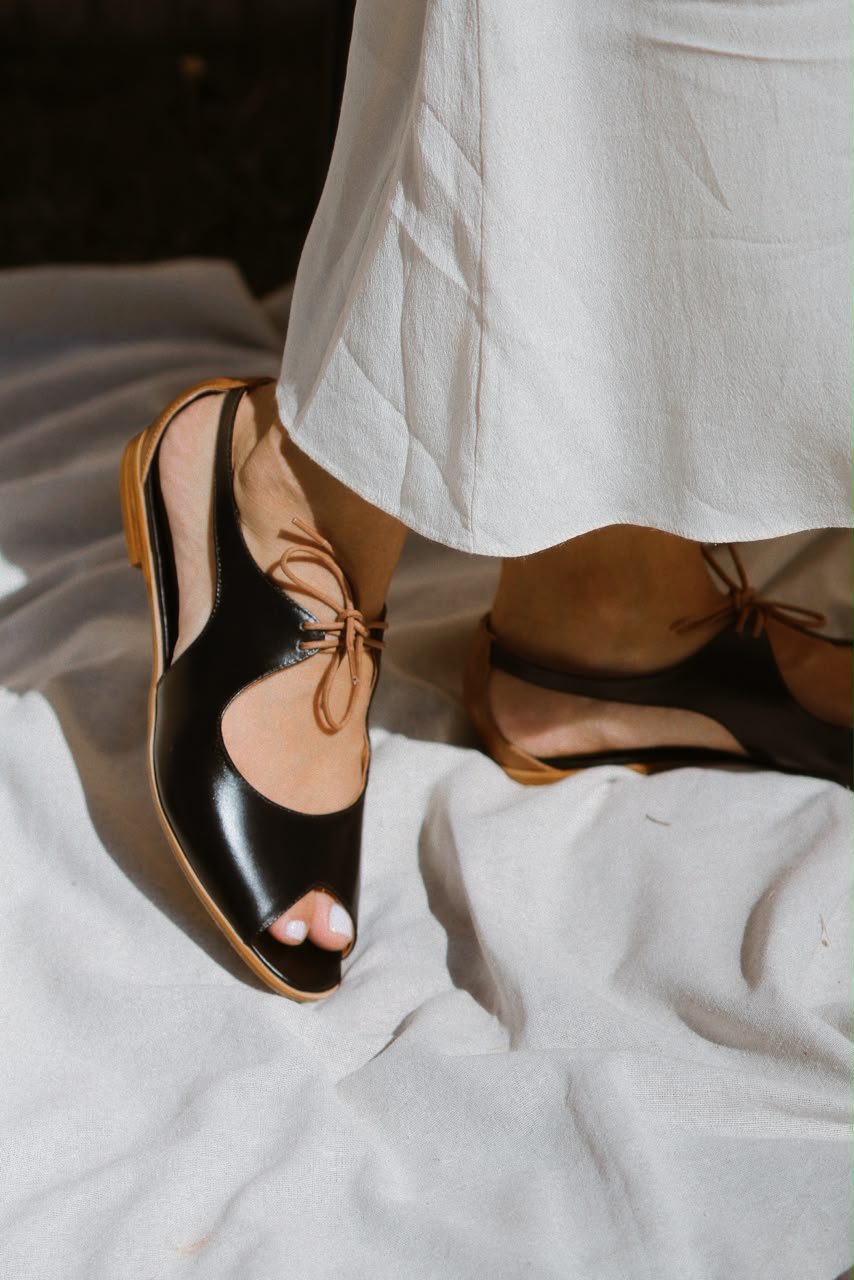 Sapato Abgail preto com detalhe ocre