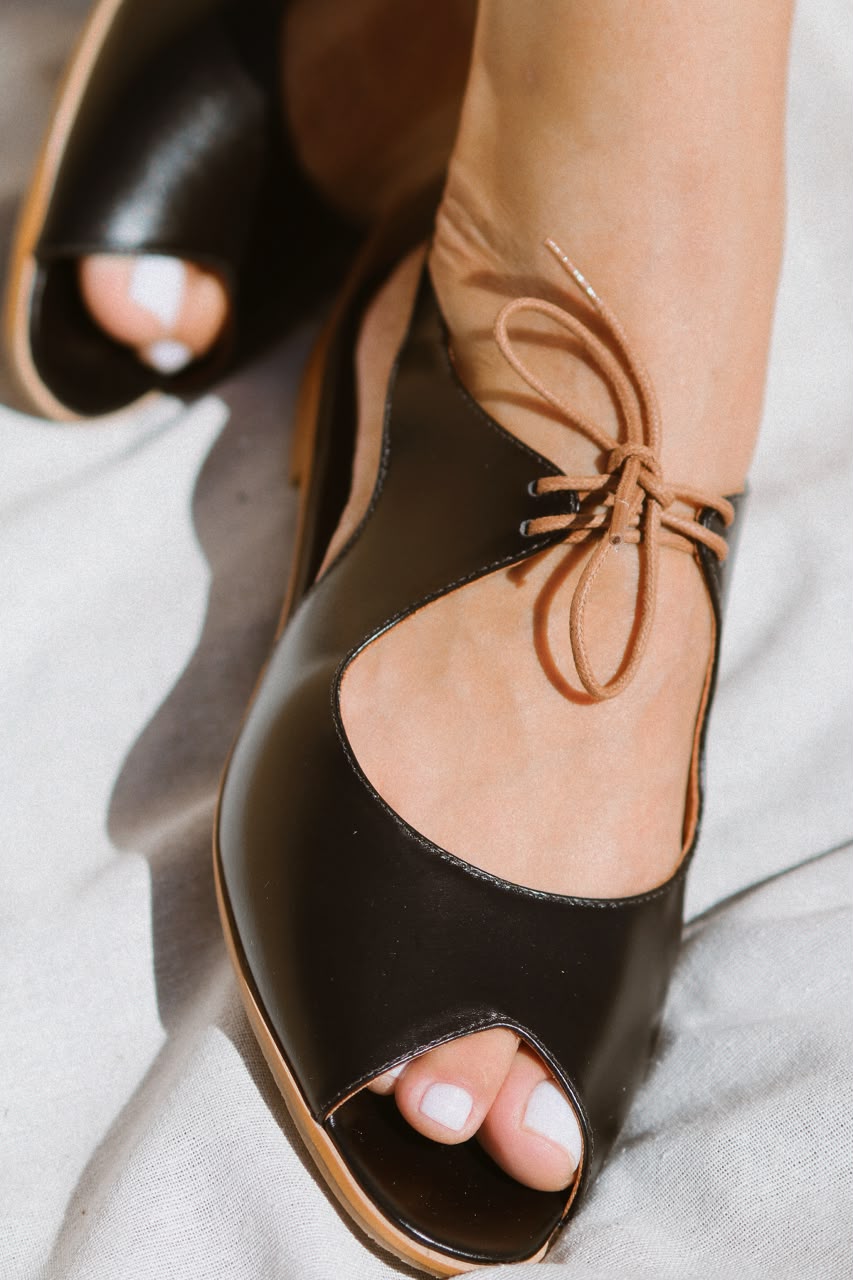 Sapato Abgail preto com detalhe ocre