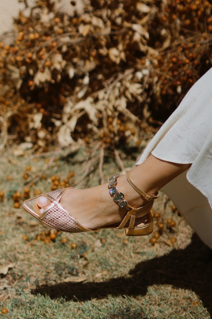 Sandália Amelie com tornozeleira fixa ouro