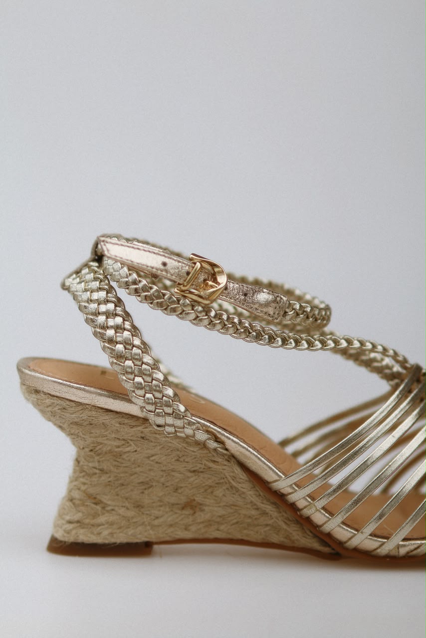 Sandália Melina com tiras e tressê ouro light