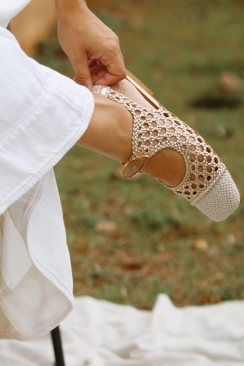 Bailarina Farah em tressê bicolor ouro light e off white