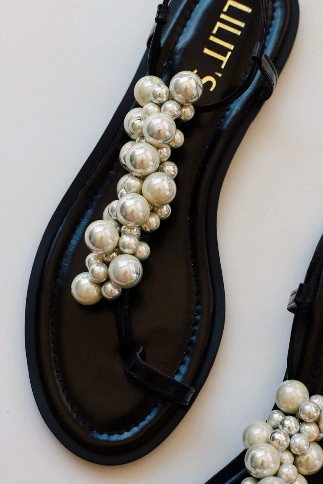 Flat River black with pearly tone spheres