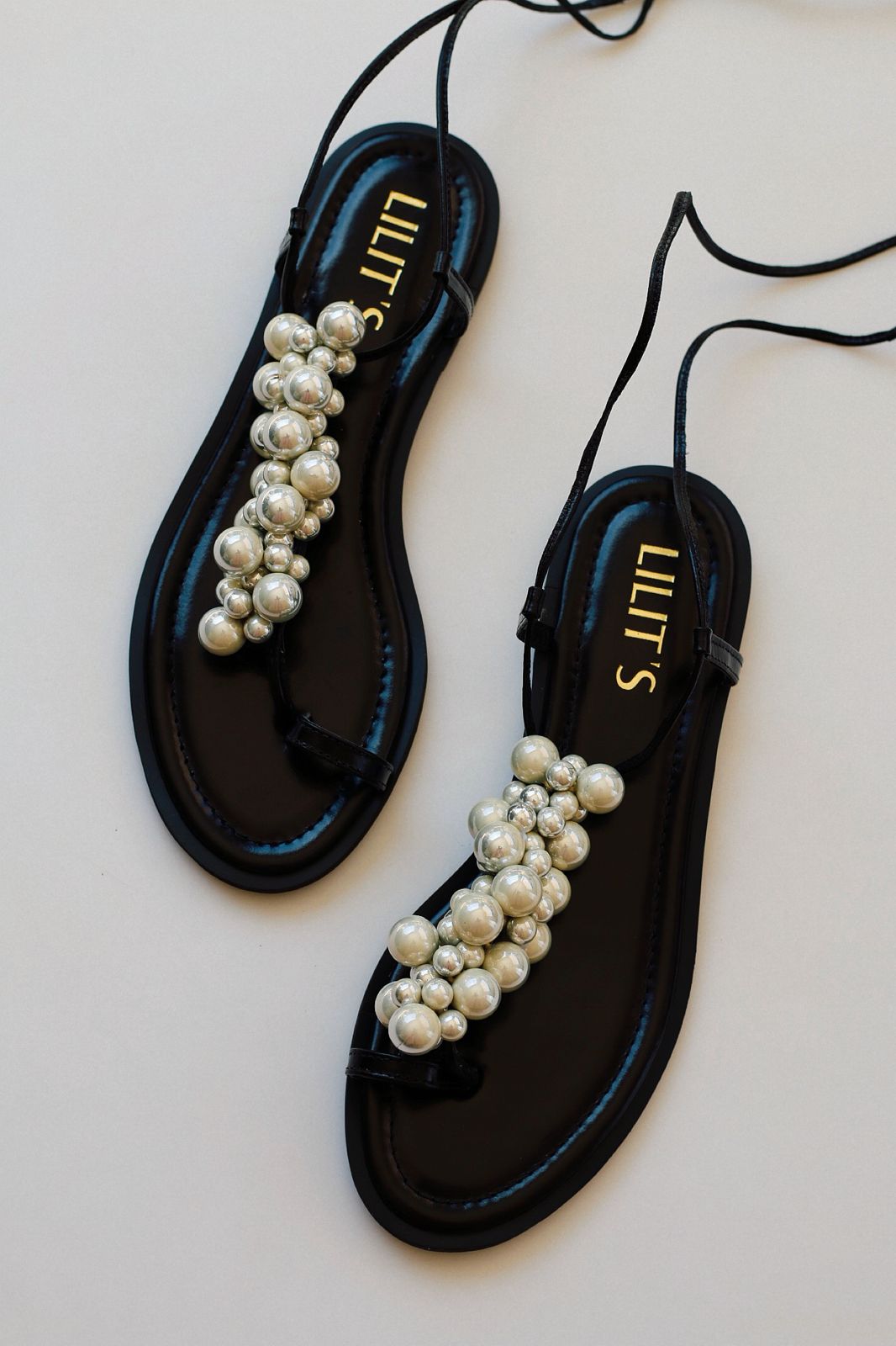 Flat River black with pearly tone spheres