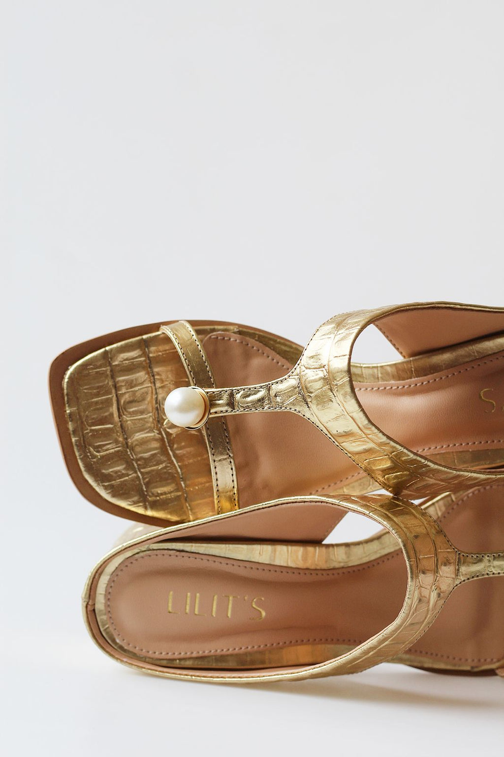 Lisy sandal in light gold crocodile print