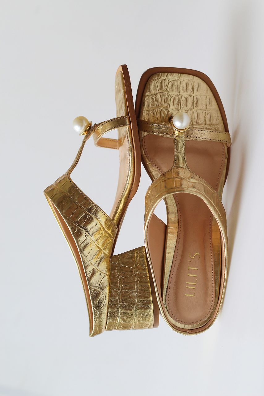 Lisy sandal in light gold crocodile print