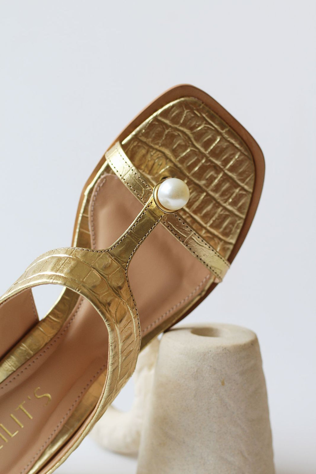 Lisy sandal in light gold crocodile print